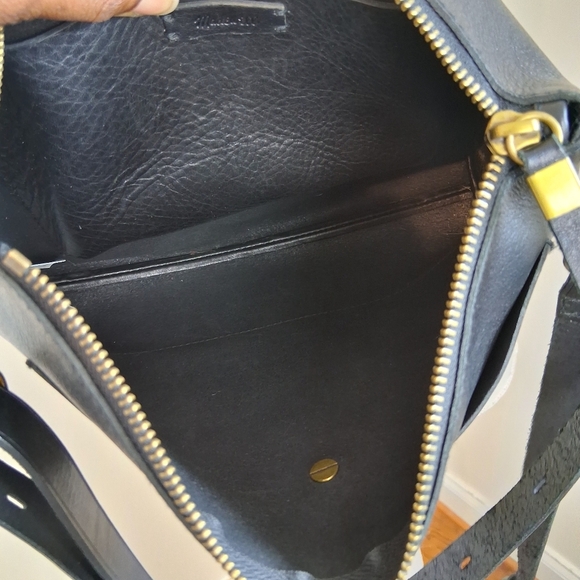 Madewell The Transport Shoulder Crossbody Bag in Black - Picture 7 of 9